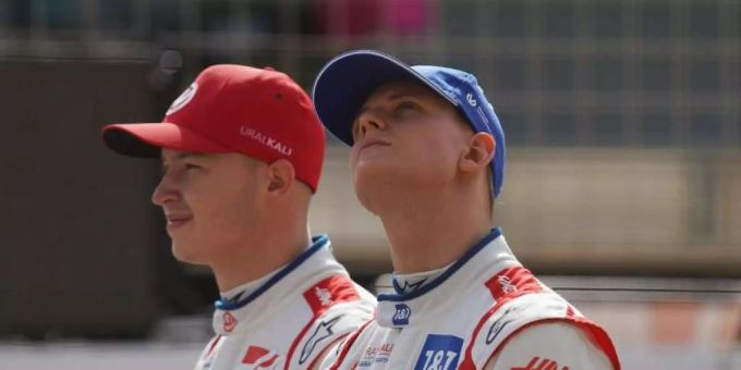 Mick Schumacher (vorne) und Nikita Mazepin konnten in ihren Haas noch keine Punkte sammeln. Formel 1