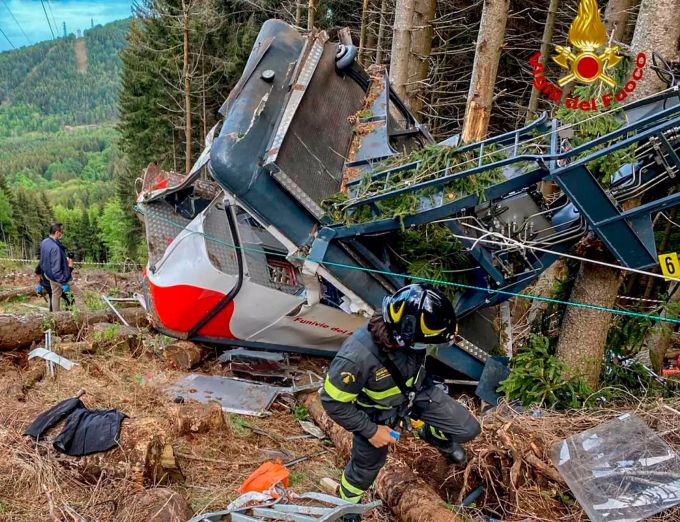 Rettungskräfte arbeiten am Wrack der abgestürzten Gondel. Seilbahnunglück