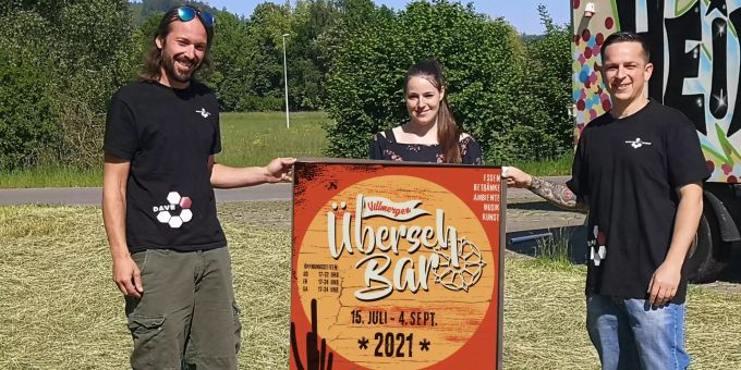 Die Organisatoren David Meier (links) und Raphael Kull mit Jasmin Volger, welche sich für die Dekoration der Überseh-Bar verantwortlich zeigt. Überseh-Bar Villmergen 2021
