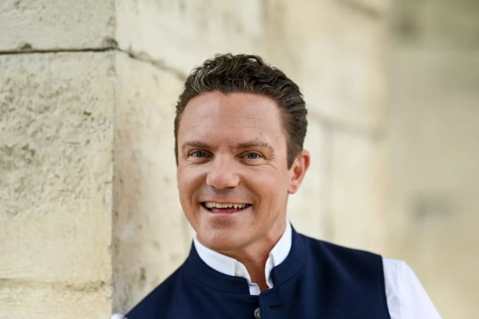 Moderator und Musiker Stefan Mross posiert im Europa-Park nach einer Pressekonferenz zur ARD- Unterhaltungsshow «Immer wieder sonntags» für die Fotografen. Stefan Mross