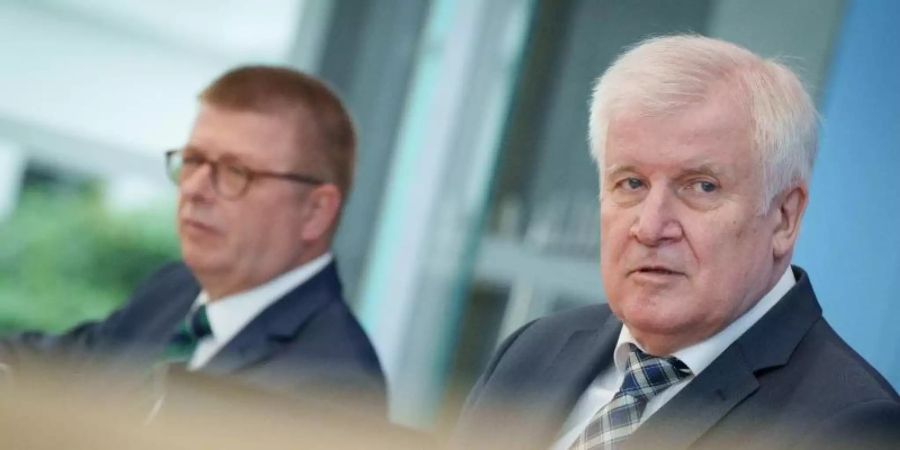 Bundesinnenminister Horst Seehofer (r) Verfassungsschutzpräsident Thomas Haldenwang stellen in der Bundespressekonferenz den Verfassungsschutzbericht 2020 vor. Foto: Kay Nietfeld/dpa