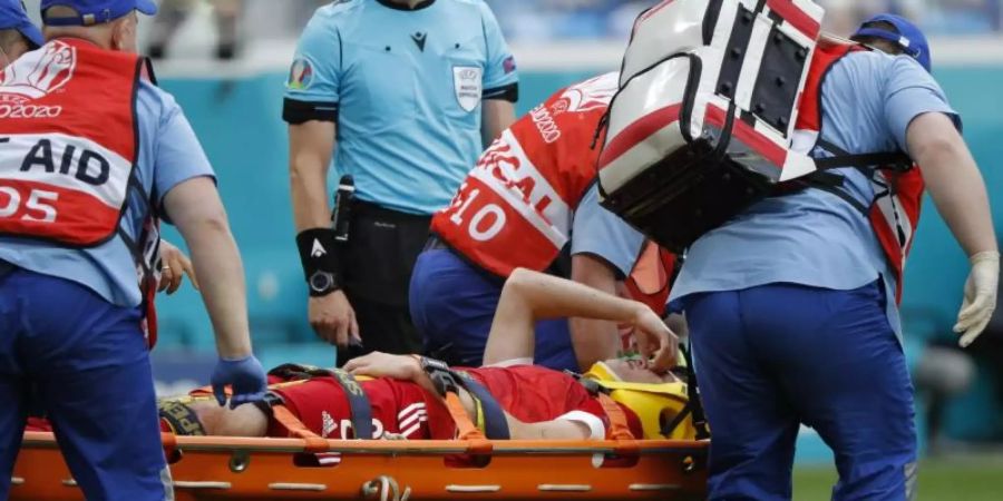 Der Russe Mario Fernandes musste verletzt vom Platz getragen werden. Foto: Evgenia Novozhenina/Reuters Pool/dpa