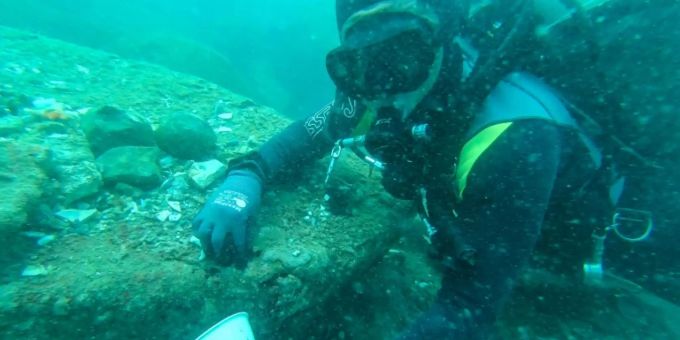 Taucher mit Porzellanschale vor Singapurs Küste Taucher mit Porzellanschale vor Singapurs Küste