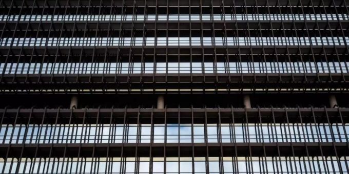 Der Himmel spiegelt sich auf der Fassade aus Glas und Stahl des Deutschen Patentamts in München. Foto: Peter Kneffel/dpa Der Himmel spiegelt sich auf der Fassade aus Glas und Stahl des Deutschen Patentamts in München. Foto: Peter Kneffel/dpa