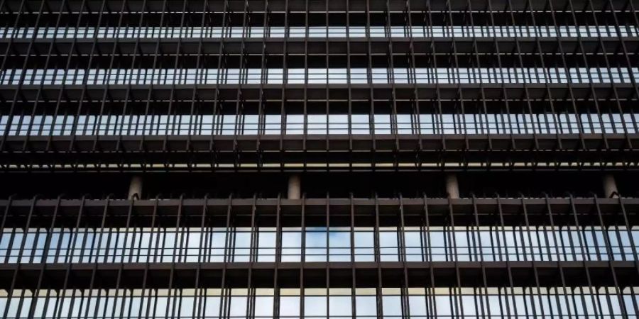 Der Himmel spiegelt sich auf der Fassade aus Glas und Stahl des Deutschen Patentamts in München. Foto: Peter Kneffel/dpa