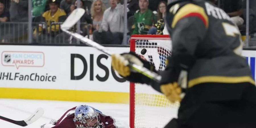 Vegas Golden Knights Verteidiger Alex Pietrangelo (r) erzielt ein Tor gegen Colorado Avalanche Torwart Philipp Grubauer. Foto: John Locher/AP/dpa