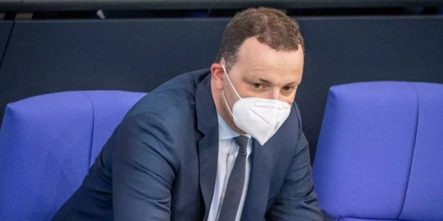 Gesundheitsminister Jens Spahn (CDU) wurde während der Debatte zur Pandemie-Notlage von der Opposition angegriffen. Foto: Michael Kappeler/dpa
