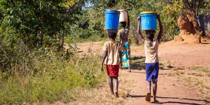 Menschen in ärmeren Ländern sind vom Klimawandel besonders betroffen. Kinder beim Wasserholen