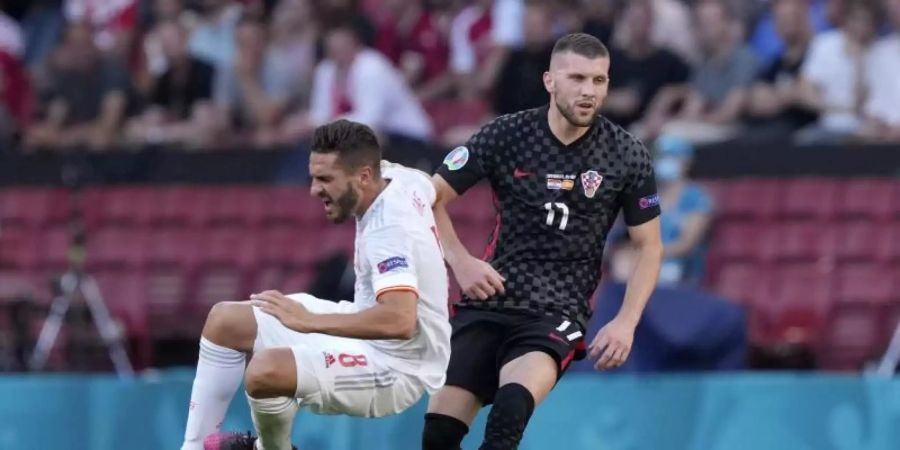 Kroatiens Ante Rebic (r) im Zweikampf mit Spaniens Koke während des Spiels. Foto: Martin Meissner/AP Pool/dpa