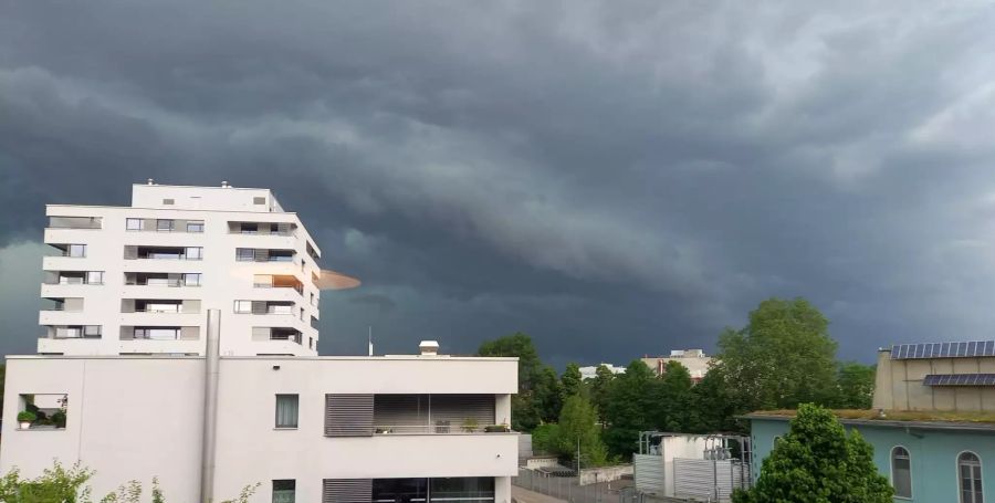 Das Gewitter über Bern kündet sich mit dunklen Wolken an.