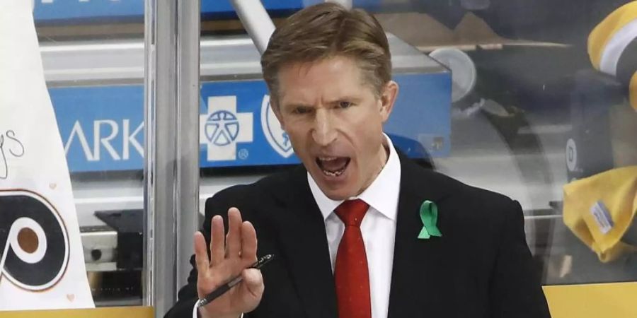 Dave Hakstol, damaliger Cheftrainer der Philadelphia Flyers, gibt Anweisungen während eines Spiels. Foto: Gene J. Puskar/AP/dpa