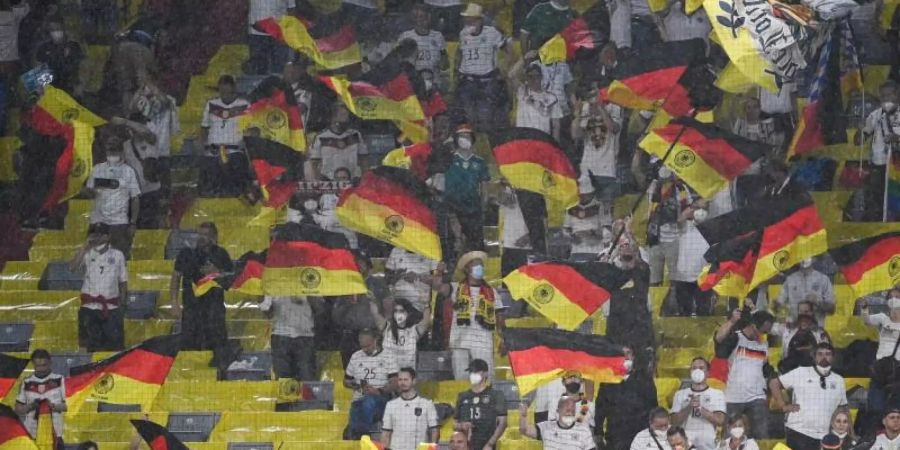 Deutsche Fans auf der Tribüne in München. Foto: Federico Gambarini/dpa
