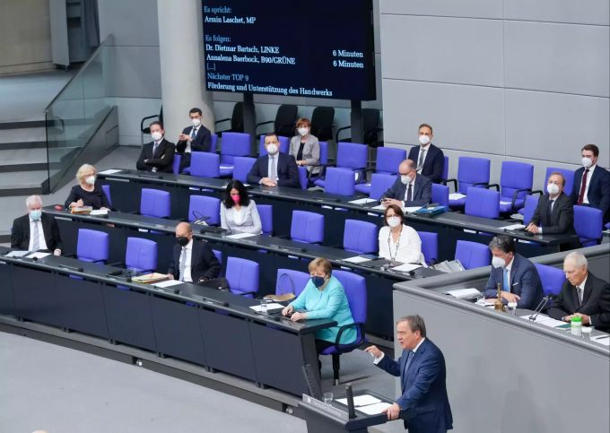 Armin Laschet (vorn am Rednerpult) CDU-Kanzlerkandidat, CDU-Bundesvorsitzender und Ministerpräsident von Nordrhein-Westfalen, spricht nach der Regierungserklärung zum bevorstehenden EU-Gipfel bei der Sitzung des Deutschen Bundestags vor der Regierungsbank. Bundestag