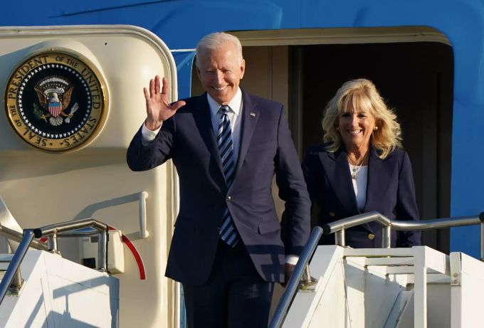 09.06.2021, Grossbritannien, Mildenhall: Joe Biden, Präsident der USA, und First Lady Jill Biden steigen aus der Air Force One auf der Royal Air Force Station Mildenhall an. Vor dem G7-Gipfel in Cornwall - Biden