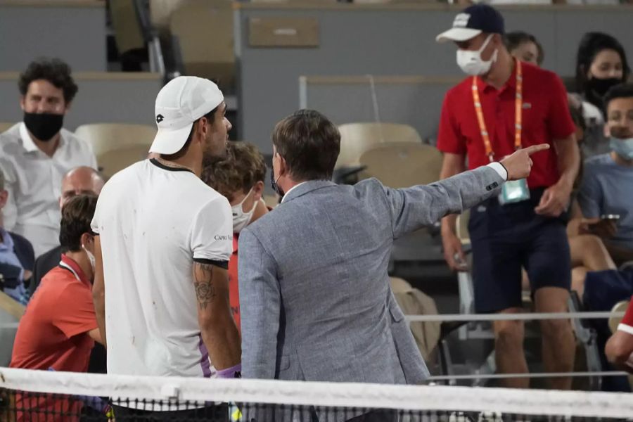 Viele der Fans weigerten sich das Stadion zu verlassen, weshalb der Schiedsrichter die zwei Tennis-Spieler darum bat, in der Kabine zu warten.