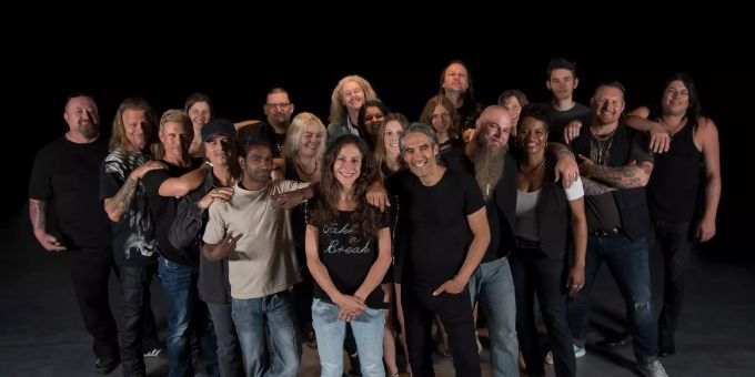 Sie alle haben beim neuen Charity-Song von Jean-Marc Viller (hinten Mitte) mitgewirkt. Jean-Marc Viller