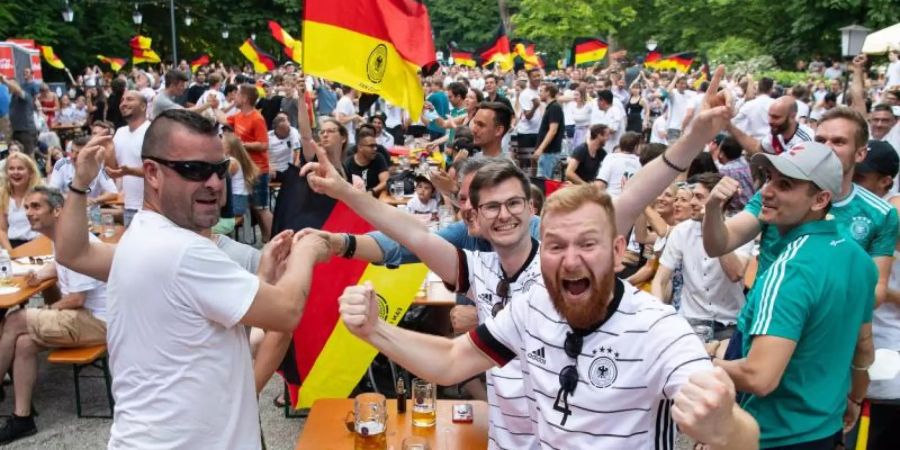 Fussball-Fans in einem Münchner Biergarten. Foto: Sven Hoppe/dpa