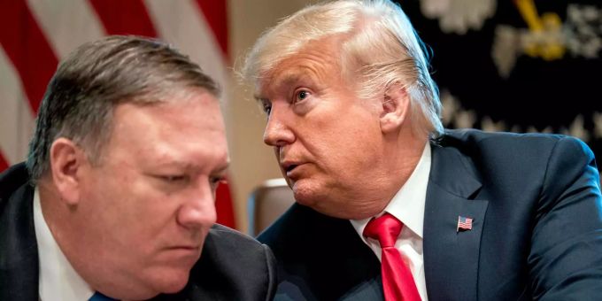 US-Präsident Donald Trump (r.) flüstert dem US-Aussenminister Mike Pompeo bei einer Kabinettssitzung im Weissen Haus in Washington etwas ins Ohr. Donald Trump