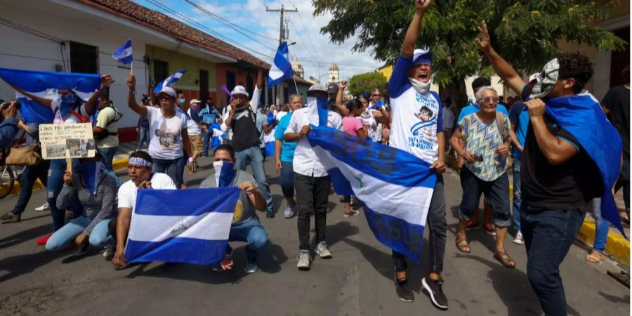 Menschen demonstrieren auf den Strassen in Granada.