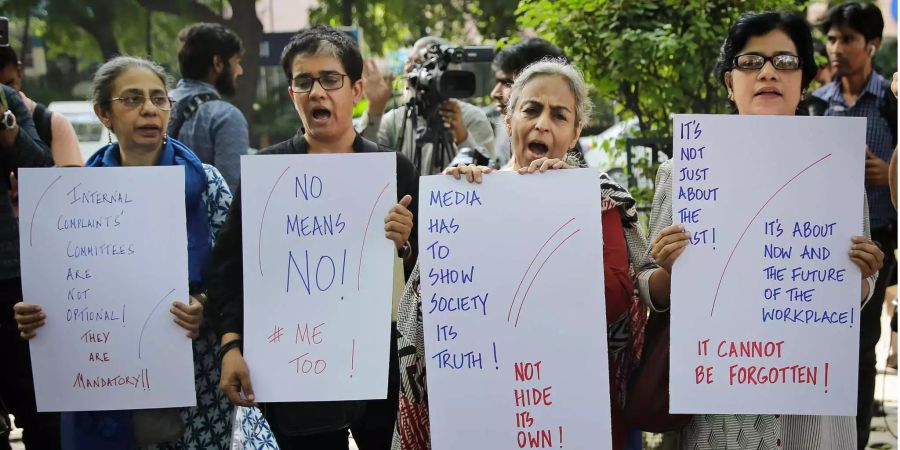 Indische Journalistinnen halten Plakate und rufen Parolen während eines Protestes gegen sexuelle Belästigung am Arbeitsplatz in Neu-Delhi.