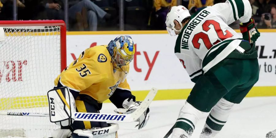 Pekka Rinne im Tor der Nashville Predators hält den Schuss von Nino Niederreiter von den Minnesota Wild.