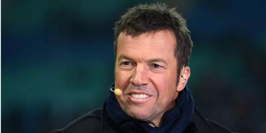 Lothar Matthäus sitzt als Experte des Fernsehsenders Sky im Stadion.