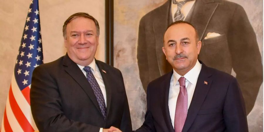 Mevlüt Cavusoglu (r.), Aussenminister der Türkei, gibt Mike Pompeo (l.), Aussenminister der USA, vor einem Treffen am Internationalen Flughafen Esenboga (TUR) die Hand.