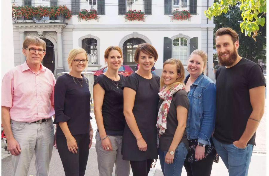 Eine Teildelegation des OK hat im Rathaus Frauenfeld ihre Pläne für das Mitsommerfest vorgestellt. V.l.n.r. Werner Spiri (Stadt Frauenfeld / Amtsleiter Amt für Sicherheit), Bettina Kunz (OK-Vorsitzende und Medienverantwortliche), Corina Hauser (Vereine und Familienaktivitäten), Martina Dumelin (Leiterin Geschäftsstelle), Eliane Stucki (Kulturprogramm), Sandra Hubli (Markt), Damiano Casella (Gesamtgestaltung) - zvg