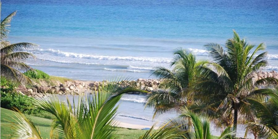 Ein Strand in Jamaika.