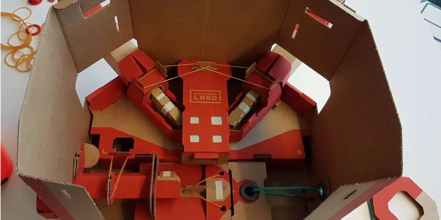 Das Nintendo Labo Steuerrad in der Innenansicht. Die Konstruktion besteht vorwiegend aus Karton und Gummibändern.