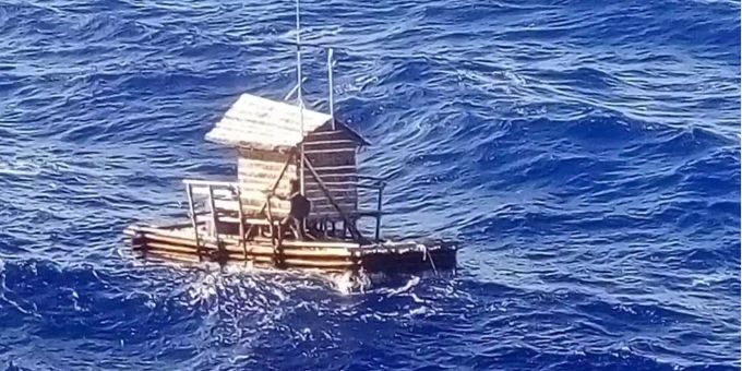 Der 18-jährige Aldi Novel Adilang schwimmt auf einer hölzernen Fischfalle in den Gewässern nahe der Insel Guam.