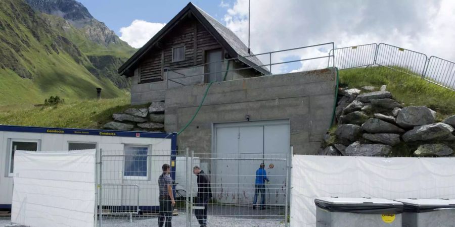 Der Militärbunker mit zusätzlichen Containern in der Nähe des Lukmanierpasses dient als Asylunterkunft für maximal 70 Asylsuchende in Medel GR. (Symbolbild)