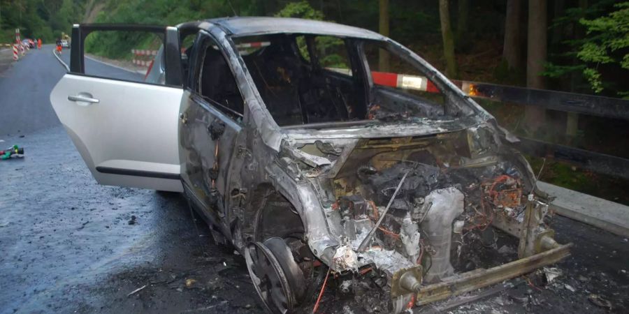 Das ausgebrannte Auto auf der Meggerstrasse in Adligenswil LU.