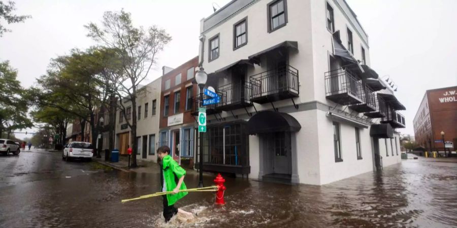 In Wilmington überquert Sam Parks eine überflutete Strasse.