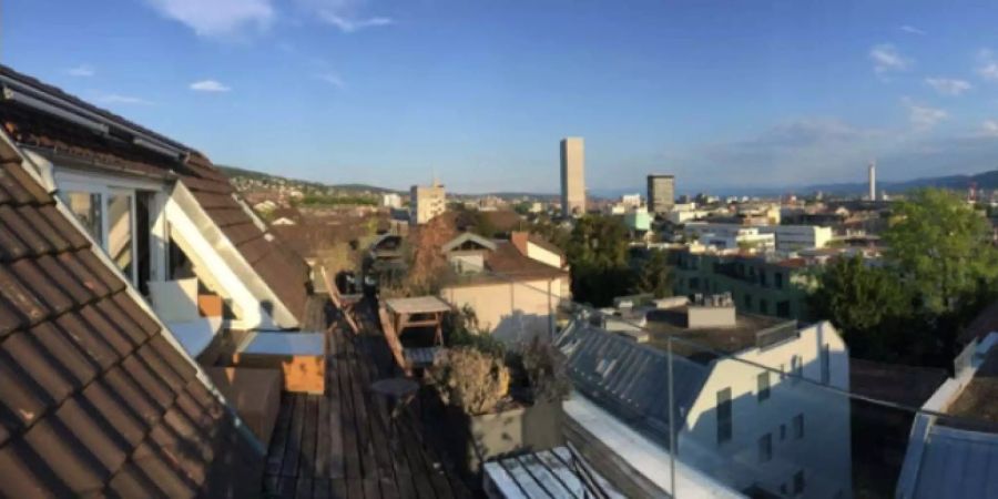 Ein WG-Zimmer für 1'500 Franken mit Blick über Zürich Wipkingen. Der 27-jährige Mitbewohner arbeitet als Banker.