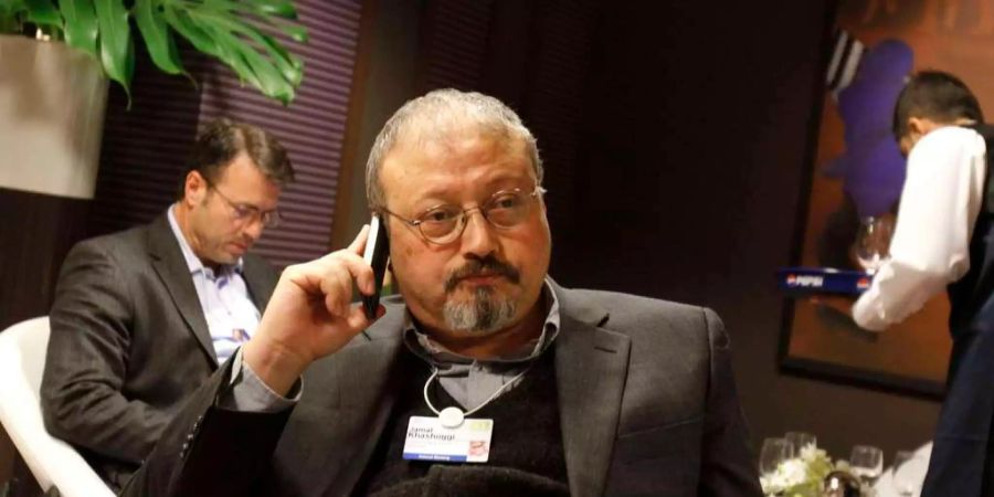 Der saudische Journalist Jamal Khashoggi telefoniert in Davos.