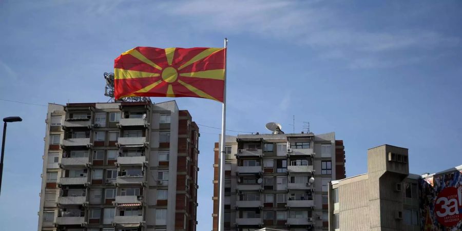 Eine Flagge von Mazedonien in Skopje weht vor Wohnhäusern.