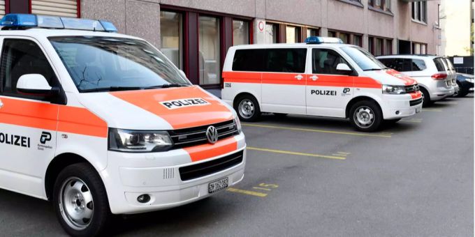 Fahrzeuge der Zürcher Stadtpolizei stehen vor dem Zürcher Bezirksgericht. (Symbolbild) stadtpolizei