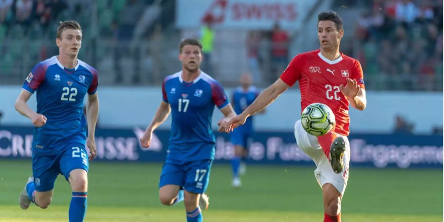 Fabian Schär (rechts) im Nati-Spiel gegen Island.