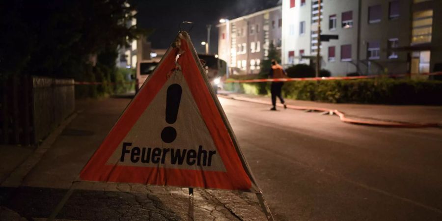 Feuerwehr Warndreieck auf der Strasse.