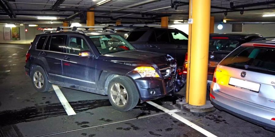 Ein 88-jähriger Autofahrer beschädigte in Chur fünf Autos.