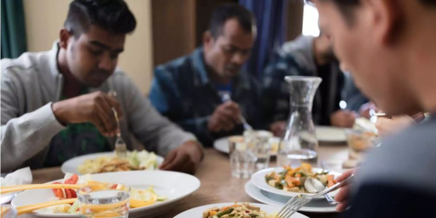 Flüchtlinge beim Mittagessen im Asyl-Zentrum Rigi-Klösterli SZ, das die Caritas betreibt .