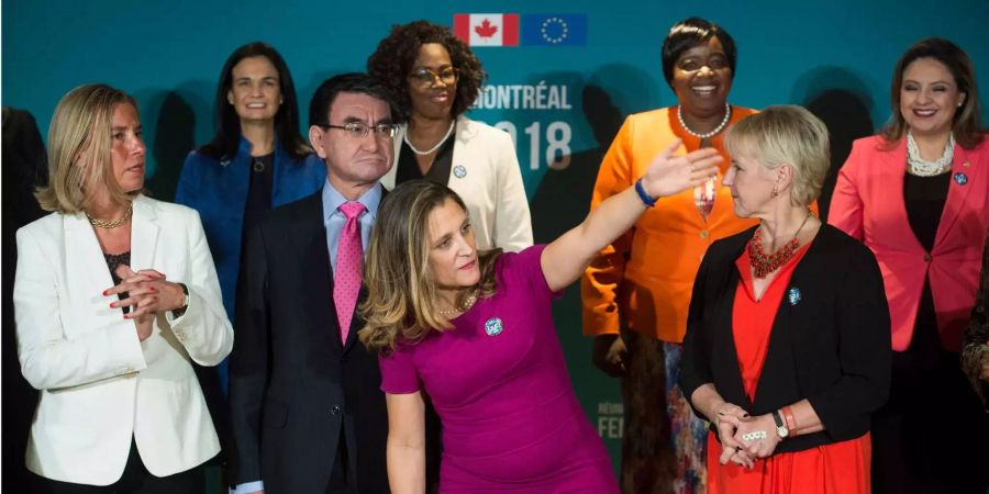 Chrystia Freeland (M), Aussenministerin von Kanada, steht neben ihren Kolleginnen während eines Gruppenfotos bei einem Aussenministerinnen-Treffen.