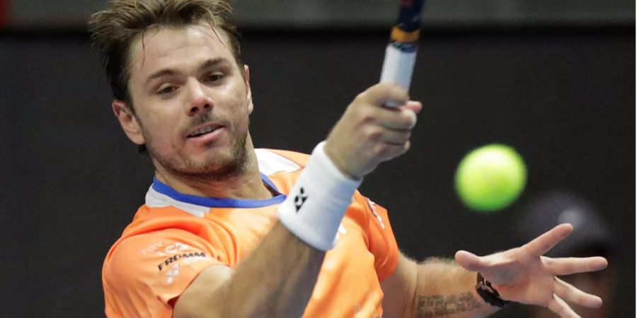 Stan Wawrinka schlägt eine Vorhand gegen Martin Klizan am ATP Turnier von St. Petersburg.