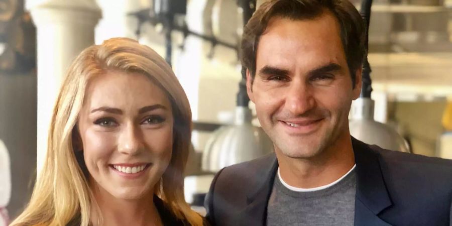 Mikaela Shiffrin posiert mit ihrem Idol Roger Federer.