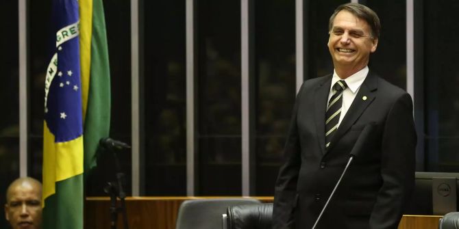 Jair Bolsonaro, designierter Präsident von Brasilien, lacht bei seinem ersten Auftritt.