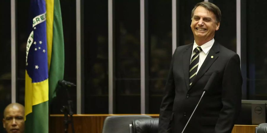 Jair Bolsonaro, designierter Präsident von Brasilien, lacht bei seinem ersten Auftritt.