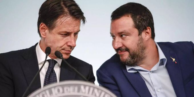 Italiens Premierminister Giuseppe Conte (l.) mit Innenminister Matteo Salvini während einer Pressekonferenz in Rom. Italy Government's new fiscal peace measure