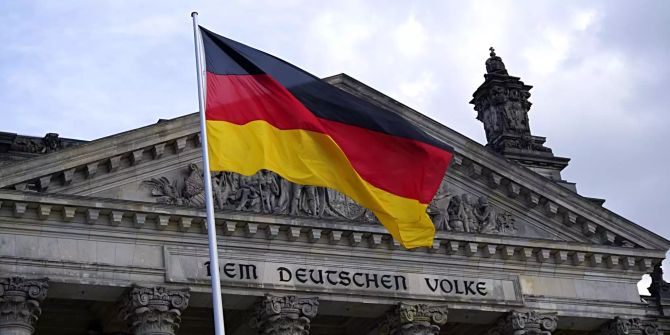 Die deutsche Flagge weht vor dem Bundestag.