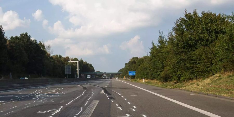 Die deutsche Autobahn A1 am Lotter Kreuz ist nach einem Unfall gesperrt.